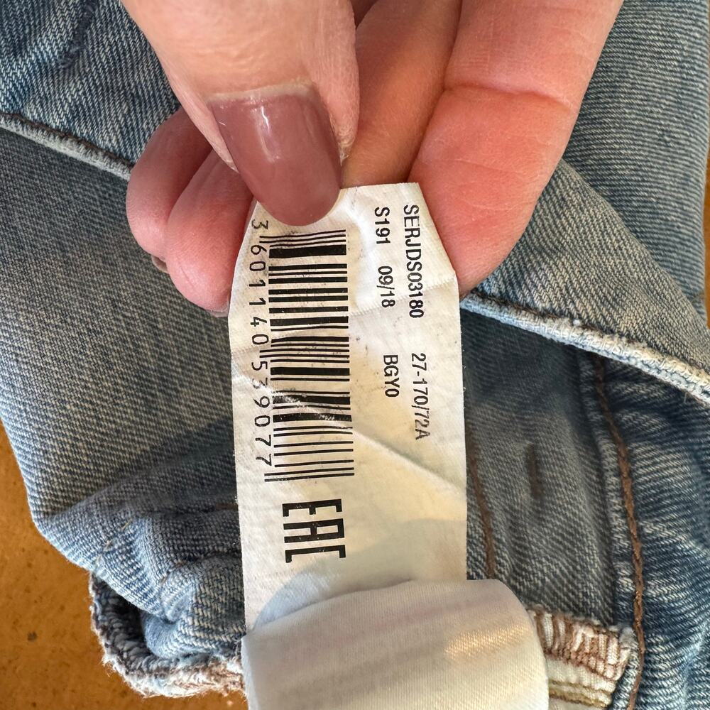 Roxy Light Wash Denim Shorts Size 27 Distressed Cuffed - Picture 7 of 7